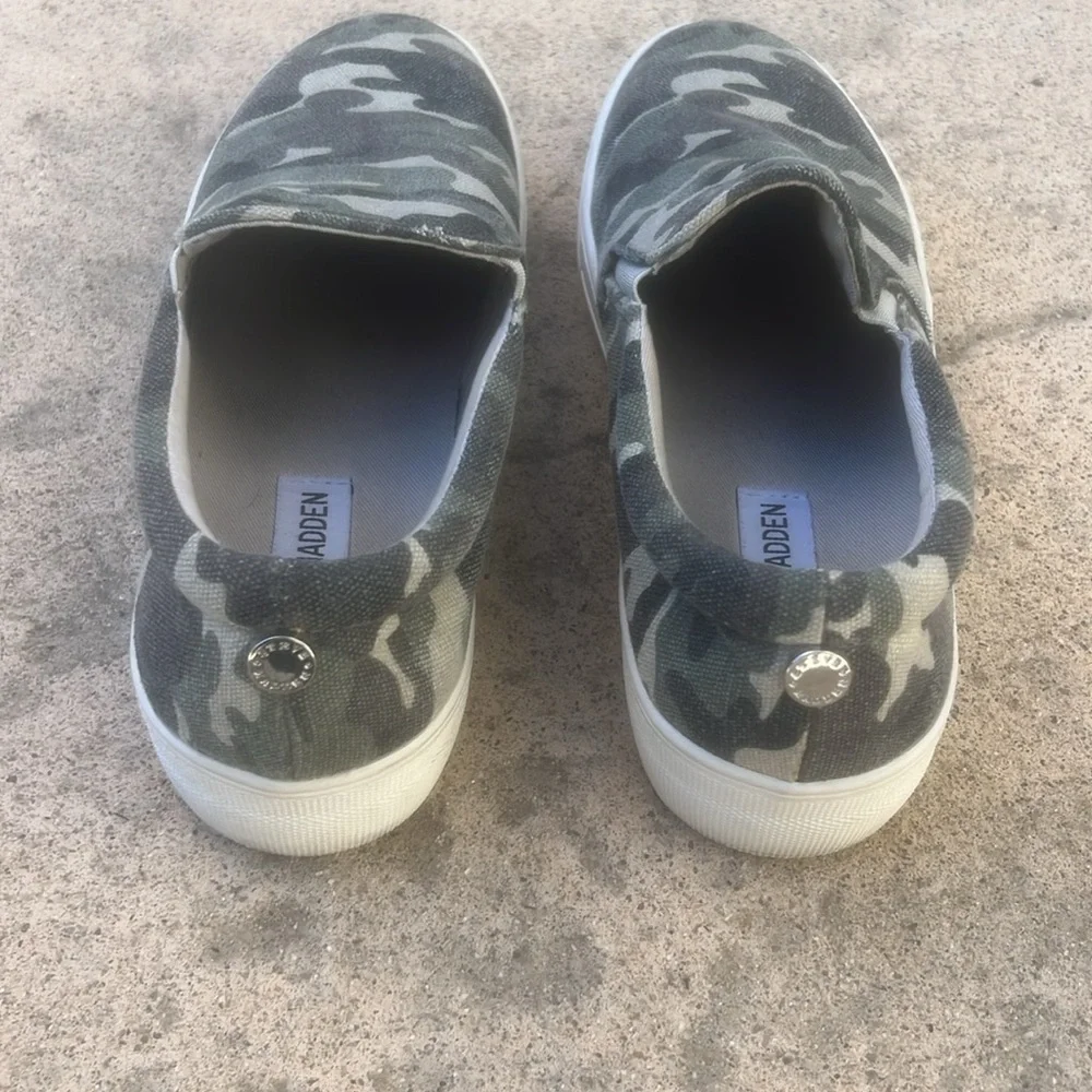 Steve Madden Gills Green Camo Slip on Sneaker Women's Size 7.5